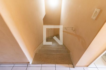 Casa à venda com 200m², 10 quartos e sem vaga Casa à venda com 200m², 10 quartos e sem vagaEscada para o Segundo Piso
