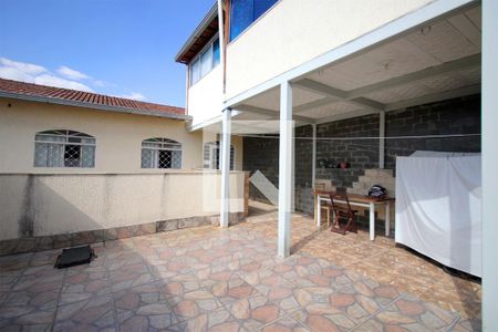 Casa à venda com 240m², 6 quartos e 8 vagasVaranda / Serviço