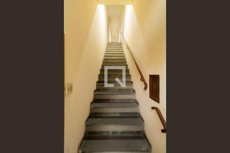 Casa à venda com 336m², 3 quartos e 6 vagas Casa à venda com 336m², 3 quartos e 6 vagasEscada