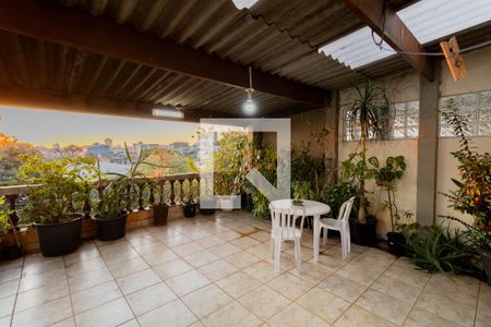 Casa à venda com 336m², 3 quartos e 6 vagas Casa à venda com 336m², 3 quartos e 6 vagasVaranda