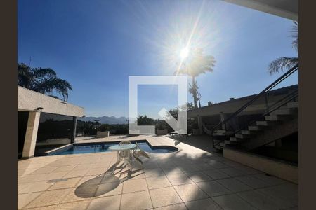 Casa de condomínio à venda com 563m², 6 quartos e 4 vagas Casa de condomínio à venda com 563m², 6 quartos e 4 vagasPiscina e area de lazer