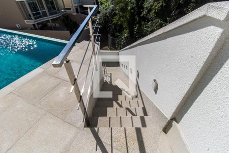 Casa de condomínio à venda com 540m², 4 quartos e 4 vagasEscada