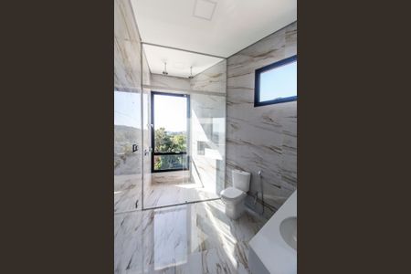 Casa de condomínio à venda com 540m², 4 quartos e 4 vagasBanheiro da Suíte 1