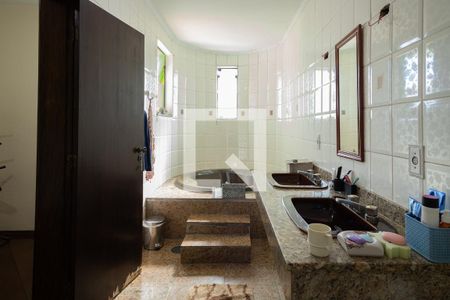 Casa à venda com 375m², 5 quartos e 5 vagas Casa à venda com 375m², 5 quartos e 5 vagasBanheiro - Suíte 2