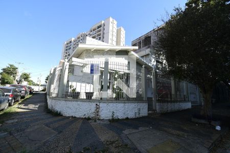 Casa à venda com 250m², 5 quartos e 2 vagasFachada