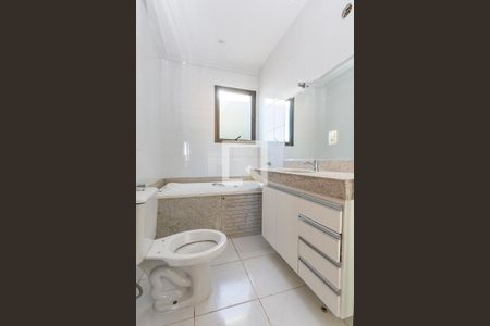 Apartamento à venda com 120m², 3 quartos e 4 vagas Apartamento à venda com 120m², 3 quartos e 4 vagasBanheiro da Suíte