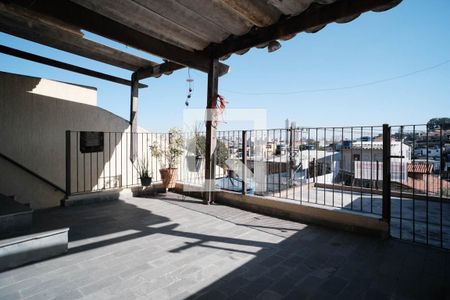 Casa à venda com 144m², 5 quartos e 2 vagas Casa à venda com 144m², 5 quartos e 2 vagasVaranda