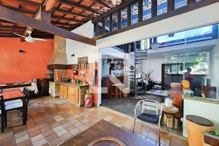 Casa à venda com 302m², 4 quartos e 1 vagaÁrea de Lazer