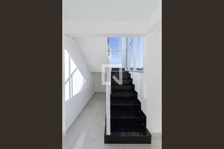 Apartamento à venda com 260m², 4 quartos e 4 vagas Apartamento à venda com 260m², 4 quartos e 4 vagasEscada