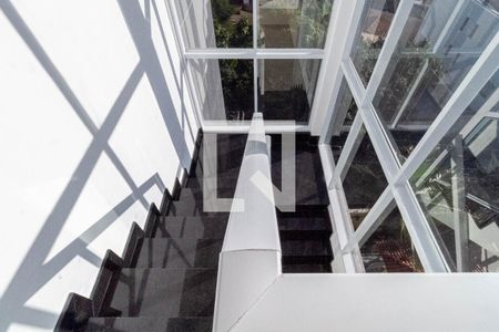 Apartamento à venda com 260m², 4 quartos e 4 vagas Apartamento à venda com 260m², 4 quartos e 4 vagasEscada