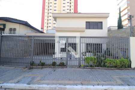 Casa para alugar com 240m², 3 quartos e 3 vagasFachada