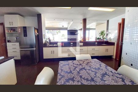 Casa à venda com 700m², 4 quartos e 4 vagas Casa à venda com 700m², 4 quartos e 4 vagasCozinha