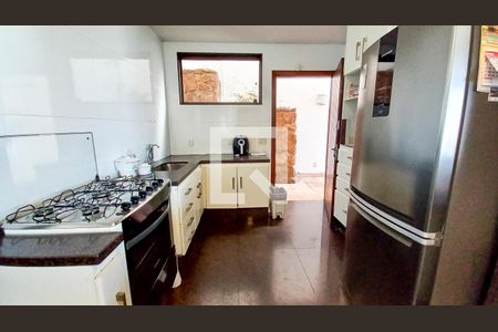 Casa à venda com 700m², 4 quartos e 4 vagas Casa à venda com 700m², 4 quartos e 4 vagasCozinha