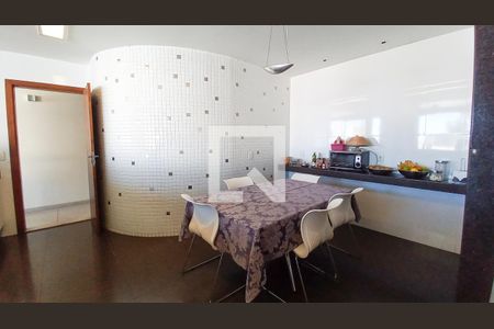 Casa à venda com 700m², 4 quartos e 4 vagas Casa à venda com 700m², 4 quartos e 4 vagasCozinha