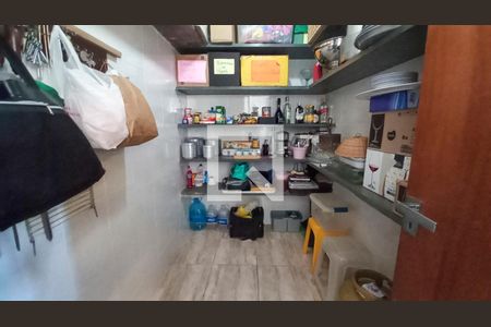 Casa à venda com 700m², 4 quartos e 4 vagas Casa à venda com 700m², 4 quartos e 4 vagasDespensa