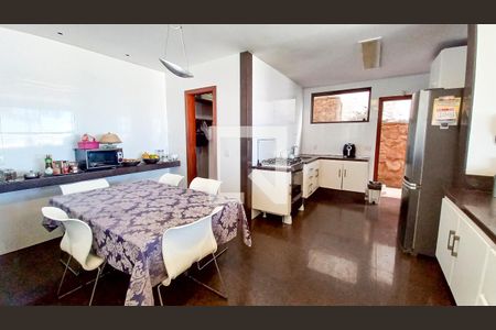 Casa à venda com 700m², 4 quartos e 4 vagas Casa à venda com 700m², 4 quartos e 4 vagasCozinha