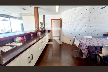 Casa à venda com 700m², 4 quartos e 4 vagas Casa à venda com 700m², 4 quartos e 4 vagasCozinha