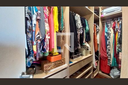 Casa à venda com 700m², 4 quartos e 4 vagas Casa à venda com 700m², 4 quartos e 4 vagasCloset