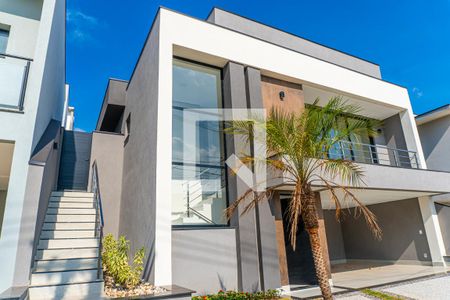 Casa de condomínio à venda com 232m², 3 quartos e 4 vagas Casa de condomínio à venda com 232m², 3 quartos e 4 vagasFachada