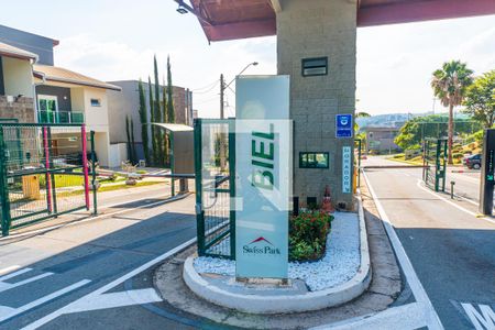 Casa de condomínio à venda com 232m², 3 quartos e 4 vagas Casa de condomínio à venda com 232m², 3 quartos e 4 vagasFachada