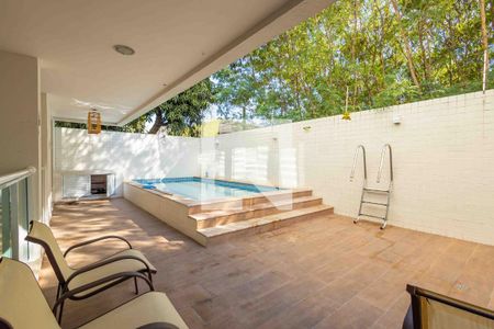 Apartamento para alugar com 203m², 3 quartos e 3 vagas Apartamento para alugar com 203m², 3 quartos e 3 vagasÁrea Comum Piscina