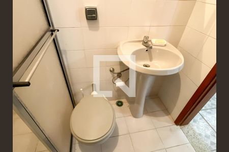 Casa à venda com 255m², 3 quartos e 5 vagas Casa à venda com 255m², 3 quartos e 5 vagasBanheiro de serviço