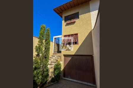Casa à venda com 255m², 3 quartos e 5 vagas Casa à venda com 255m², 3 quartos e 5 vagasFachada interna