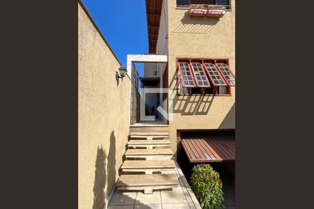 Casa à venda com 255m², 3 quartos e 5 vagas Casa à venda com 255m², 3 quartos e 5 vagasEntrada