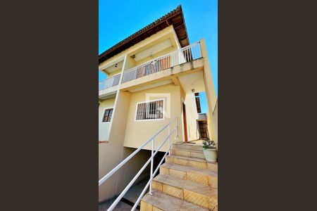 Casa à venda com 218m², 2 quartos e 5 vagas Casa à venda com 218m², 2 quartos e 5 vagasFachada