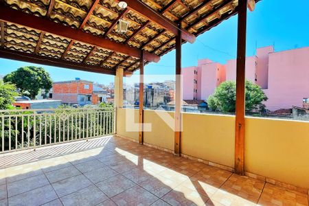 Casa à venda com 218m², 2 quartos e 5 vagas Casa à venda com 218m², 2 quartos e 5 vagasVaranda da Suíte 2