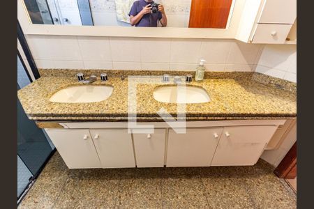 Apartamento à venda com 198m², 4 quartos e 4 vagasBanheiro da Suíte 2