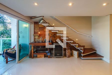 Apartamento à venda com 151m², 3 quartos e 3 vagas Apartamento à venda com 151m², 3 quartos e 3 vagassala escada