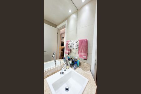 Apartamento à venda com 83m², 2 quartos e 2 vagasBanheiro da Suite