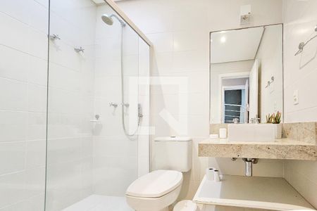 Casa de condomínio para alugar com 330m², 4 quartos e 4 vagas Casa de condomínio para alugar com 330m², 4 quartos e 4 vagasBanheiro da Suíte 2