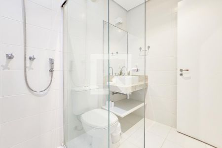 Casa de condomínio para alugar com 330m², 4 quartos e 4 vagas Casa de condomínio para alugar com 330m², 4 quartos e 4 vagasBanheiro da Suíte 2