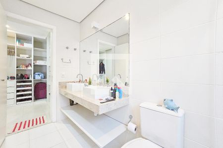 Casa de condomínio para alugar com 330m², 4 quartos e 4 vagas Casa de condomínio para alugar com 330m², 4 quartos e 4 vagasBanheiro da Suíte 1