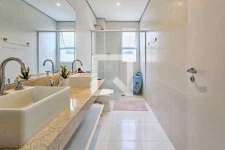 Casa de condomínio para alugar com 330m², 4 quartos e 4 vagas Casa de condomínio para alugar com 330m², 4 quartos e 4 vagasBanheiro da Suíte 1