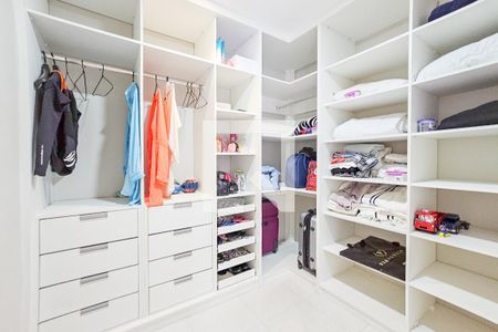 Casa de condomínio para alugar com 330m², 4 quartos e 4 vagas Casa de condomínio para alugar com 330m², 4 quartos e 4 vagasCloset