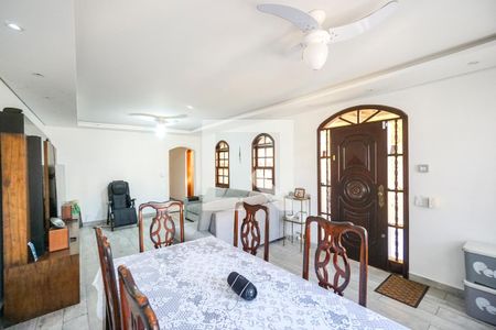 Sala de estar de casa para alugar com 3 quartos, 370m² em Penha de França, São Paulo