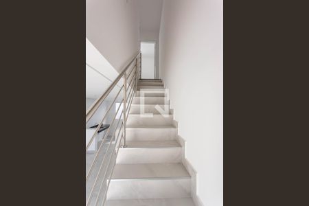 Casa à venda com 112m², 2 quartos e 1 vaga Casa à venda com 112m², 2 quartos e 1 vagaEscada