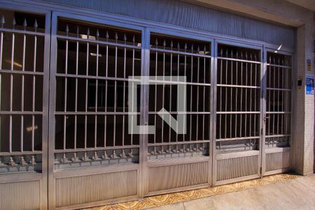 Casa à venda com 196m², 4 quartos e 2 vagas Casa à venda com 196m², 4 quartos e 2 vagasFachada