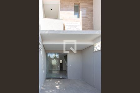 Casa à venda com 112m², 2 quartos e 1 vagaFachada