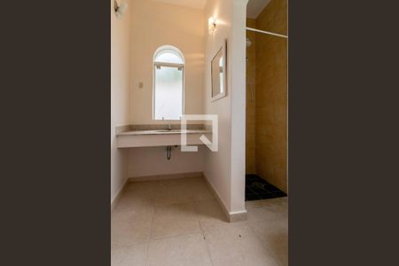 Casa para alugar com 700m², 5 quartos e 6 vagasBanheiro 1