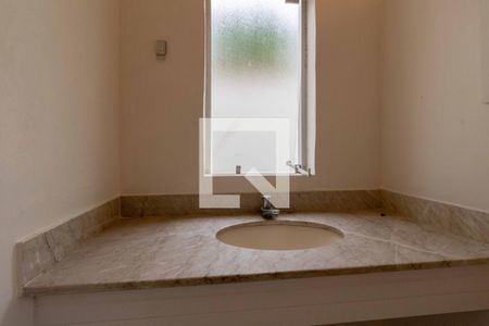 Casa para alugar com 700m², 5 quartos e 6 vagasBanheiro 1