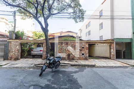 Casa à venda com 500m², 8 quartos e 4 vagas Casa à venda com 500m², 8 quartos e 4 vagasFachada