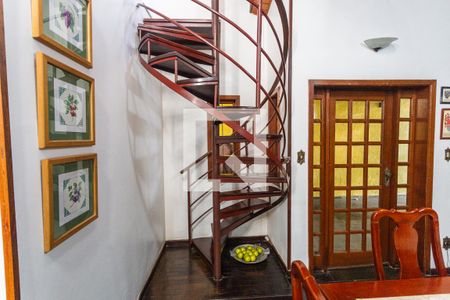 Casa à venda com 500m², 8 quartos e 4 vagas Casa à venda com 500m², 8 quartos e 4 vagasEscada de Acesso ao 2° Andar