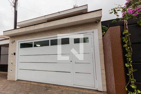 Casa à venda com 172m², 3 quartos e 2 vagas Casa à venda com 172m², 3 quartos e 2 vagasFachada