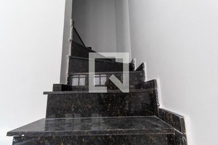 Escada de casa de condomínio para alugar com 2 quartos, 80m² em Vila Ré, São Paulo