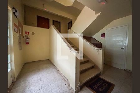 Apartamento à venda com 58m², 2 quartos e 1 vagaEscada