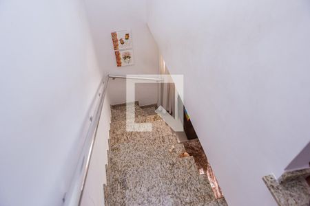 Casa de condomínio à venda com 73m², 2 quartos e 1 vagaEscada